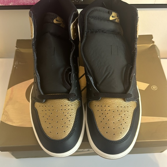 Nike Air Jordan 1 Retro High OG Black & Metallic Gold, Size 11 - Picture 2 of 8